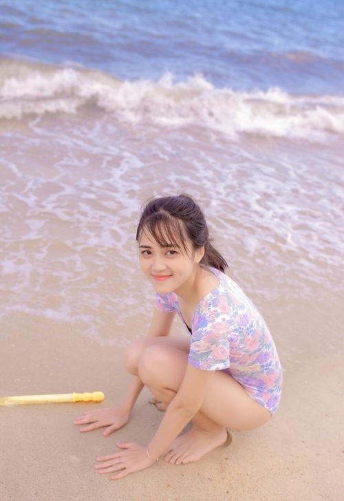 成人沙滩泳装美女视频,成人泳装美女的时尚演绎