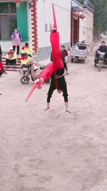 成人脚踩高跷视频,成人脚踩高跷的精彩瞬间